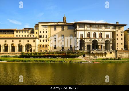 Blick auf den Fluss Arno waterfront (Lungarno) mit der Vasarian Flur und den Uffizien in Florenz, der Unesco W.H. Ort, Toskana, Italien Stockfoto