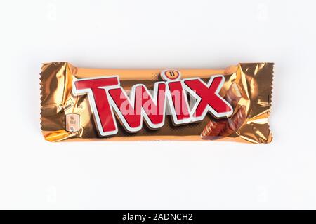 Ein twix Schokoriegel Schuß auf einem weißen Hintergrund. Stockfoto