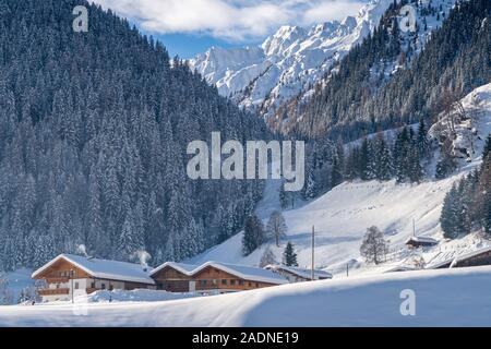 Italien, Südtirol. Panoramablick auf die verschneiten Val Ridnaun an einem sonnigen Tag Stockfoto