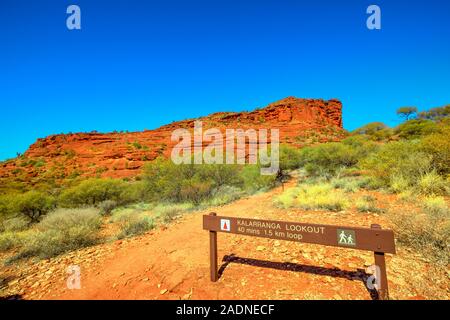 Northern Territory, Zentral Australien Outback. Kalaranga Suche Anmelden Finke Gorge National Park ein beliebtes einfach Klettern mit spektakulärer Sicht auf Rot Stockfoto