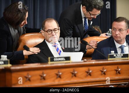 Washington, United States. 04 Dez, 2019. Haus richterliche Ausschußvorsitzende Jerry Nadler (D-NY) (L) und Rep. Doug Collins (R-GA) Get last minute Briefing vor einer Anhörung im Rahmen des Donald Trump amtsenthebungsverfahren Anfrage, auf dem Capitol Hill, Mittwoch, 4. Dezember 2019, in Washington, DC. Quelle: UPI/Alamy leben Nachrichten Stockfoto