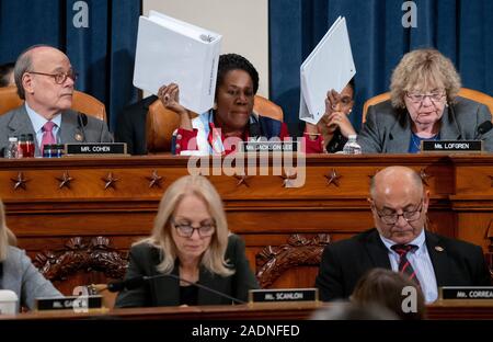 Washington, United States. 04 Dez, 2019. Vertreter Sheila Jackson Lee, Demokrat von Texas, hält Kopien der Mueller Bericht, wie sie Fragen konstitutionelle Wissenschaftler während eines Haus-richterliche Ausschuß Anhörung zum Amtsenthebungsverfahren gegen US-Präsident Donald Trump auf dem Capitol Hill in Washington, DC, 4. Dezember 2019. Quelle: UPI/Alamy leben Nachrichten Stockfoto