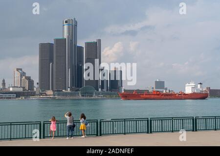 Blick auf die Skyline von Detroit mit einem Schiff aus Windsor, Ontario Stockfoto