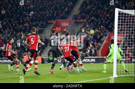 Von Southampton Danny Ings Kerben erste Ziel seiner Seite des Spiels während der Premier League Spiel in St Mary's, Southampton. Stockfoto