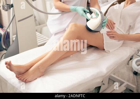 Kosmetikerin Handschuhe tragen, während Sie die notwendigen Verfahren Stockfoto