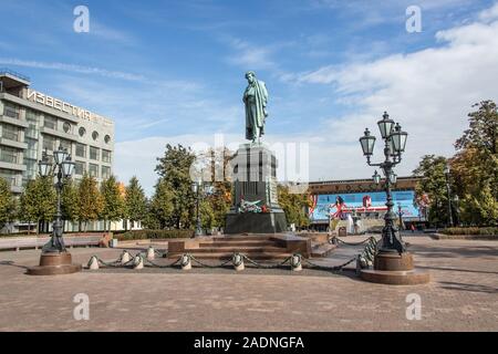 Alexander Puschkin Statue, durch Opekuschin, Puschkin-platz, Moskau, Russland Stockfoto