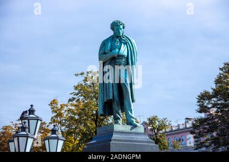 Alexander Puschkin Statue, durch Opekuschin, Puschkin-platz, Moskau, Russland Stockfoto