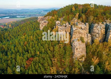 Böhmisches Paradies. Sandstein Felsformationen Gruppe in Cesky raj bei Sonnenuntergang Stockfoto