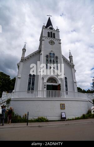 Blick auf St. Ann's Kirche von der Main Street View mit Touristen, Mackinac Island, Michigan, USA. Stockfoto