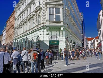 BRATISLAVA, SLOWAKEI - 04. SEPTEMBER 2019: Massen von Touristen auf Panska Straße in der Altstadt Stockfoto