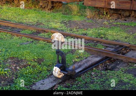 Alte Eisenbahn. Rusty griff Umdrehen der Zug Richtung. Stockfoto