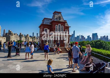 Touristen und Besucher genießen die urbane Landschaft new york Blick auf dem Dach des Metropolitan Museum der Kunst, die größte Art Museum. Stockfoto