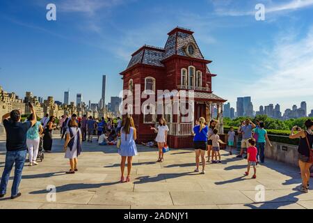 Touristen und Besucher genießen die urbane Landschaft new york Blick auf dem Dach des Metropolitan Museum der Kunst, die größte Art Museum. Stockfoto