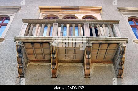 Balkon von Smolenice Schloss aus dem 15. Jahrhundert in den östlichen Hang der Kleinen Karpaten, in der Nähe der Stadt Smolenice, Slowakei Stockfoto