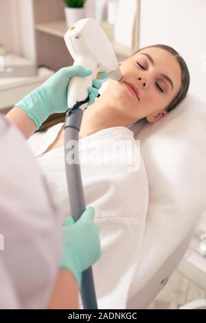 Nahaufnahme von Frau mit Make-up in Laser Haarentfernung Verfahren Stockfoto