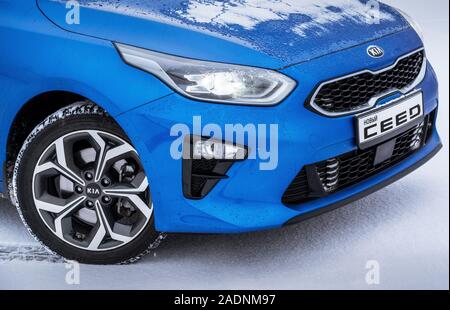 Minsk, Weißrussland - November 26, 2019: Kia Ceed Auto 2018 auf verschneiten Landstraße Stockfoto