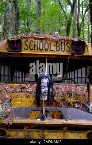 Halloween Mask auf Old School Bus Stockfoto