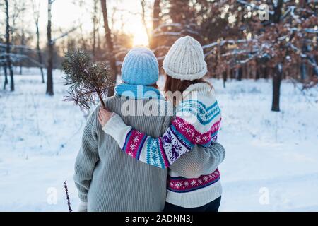 Winter gehen. Mutter und erwachsene Tochter bewundern, verschneiten Wald landschaft. Familie umarmen, erholsamer Urlaub Stockfoto