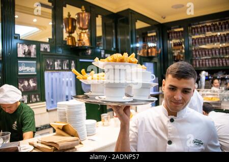 Churros y Chocolate, Trinken San Gines, Madrid, Spanien Stockfoto