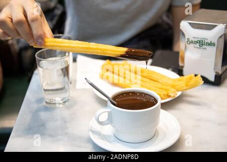 Churros y Chocolate, Trinken San Gines, Madrid, Spanien Stockfoto