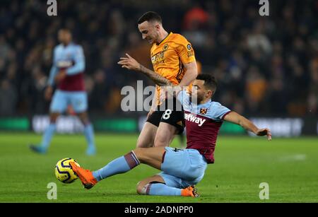 Der Wolverhampton Wanderers Diogo Jota (links) und West Ham United Fabian Balbuena Kampf um den Ball während der Premier League Spiel im Molineux, Wolverhampton. Stockfoto