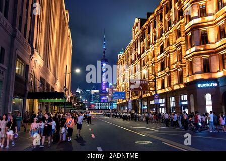 Shanghai, China - 7. August 2019: geschäftigen Straßen von Shanghai mit modernen und traditionellen Architektur und Touristen zu Fuß zum Bund szenische Sicht Stockfoto