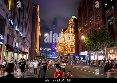 Shanghai, China - 7. August 2019: geschäftigen Straßen von Shanghai mit modernen und traditionellen Architektur und Touristen zu Fuß zum Bund szenische Sicht Stockfoto