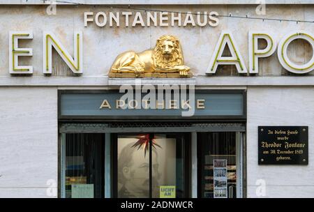 Neuruppin, Deutschland. 28 Nov, 2019. Die Geburtsstadt von Theodor Fontane in der Stadt Ostprignitz-Ruppin. Das Haus an der Karl-Marx-Straße ist heute noch eine Apotheke. Eine Gedenktafel mit der Inschrift "In diesem Haus Theodor Fontane wurde am 30. Dezember 1819 geboren' ist neben dem Eingang platziert. Credit: Soeren Stache/dpa-Zentralbild/ZB/dpa/Alamy leben Nachrichten Stockfoto