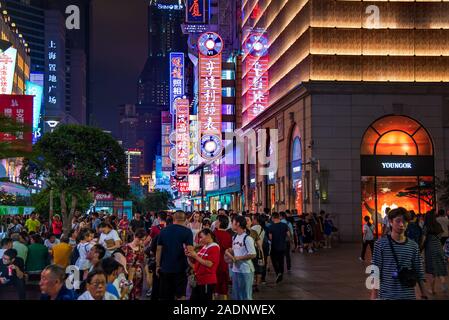 Shanghai, China - 7. August 2019: Nanjing Road in der Innenstadt von Shanghai mit Leuchtreklamen und Geschäfte und Touristen Nachts Stockfoto
