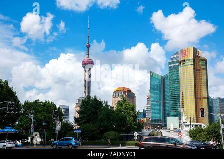 Shanghai, China - 8. August 2019: Shanghai moderne Innenstadt mit Wolkenkratzern in der chinesischen Metropole bei Tag Stockfoto