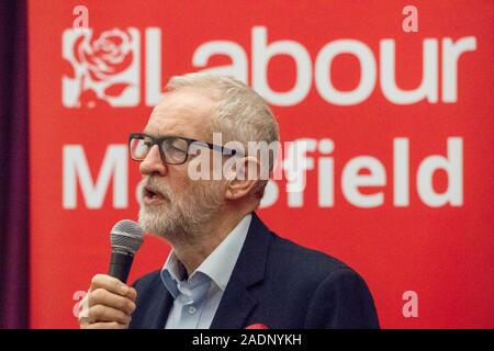 Mansfield, Nottinghamshire, England, UK, 4. Dezember, 2019. Der Führer der Jeremy Corbyn Rede auf einer Kundgebung in Mansfield, Nottinghamshire in Unterstützung für Sonya Gemeinde, ist der Labour Party bei den Parlamentswahlen Kandidatin für Mansfield während der Wahlkampagne 2019. Dieser parlamentarischen Sitz, der von Ben Bradley für die Konservative Partei, die von einer engen Spanne von 1.057 Stimmen gewonnen wurde, ist eine der wichtigsten Schlacht zwischen den beiden wichtigsten Parteien im 12. Dezember allgemeine Wahl Gutschrift: Alan Keith Beastall/Alamy leben Nachrichten Stockfoto