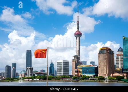 Shanghai, China - 8. August 2019: Shanghai moderne Innenstadt mit Wolkenkratzern in der chinesischen Metropole bei Tag Stockfoto