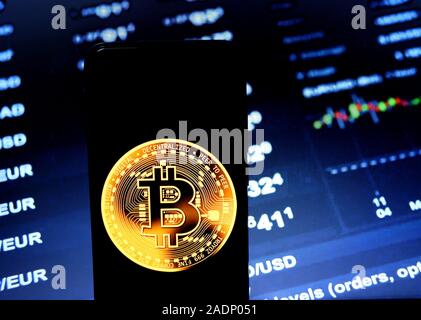 Indien. 4. Dez, 2019. In diesem Foto, Illustration zu einem beliebten dezentralisierte digitale Währung, Bitcoin Logo auf einem Smartphone gesehen angezeigt. Credit: Avishek Das/SOPA Images/ZUMA Draht/Alamy leben Nachrichten Stockfoto