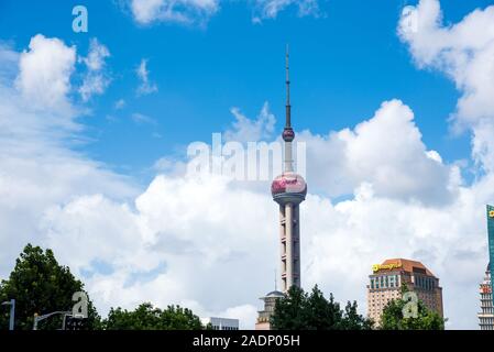 Shanghai, China - 8. August 2019: Oriental Pearl TV Tower in Shanghai modernen Stadtzentrum mit der chinesischen Metropole am Tag Zeit Stockfoto