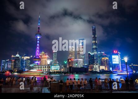 Shanghai, China - 7. August 2019: geschäftigen Innenstadt von Shanghai mit Touristen genießen die Skyline mit erstaunlichen Wolkenkratzer in der Nacht Stockfoto