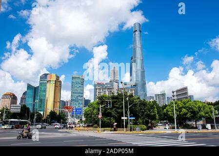 Shanghai, China - 8. August 2019: Shanghai moderne Innenstadt mit Wolkenkratzern in der chinesischen Metropole bei Tag Stockfoto