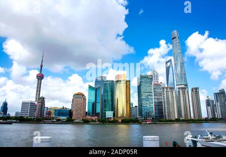 Shanghai, China - 8. August 2019: Shanghai moderne Innenstadt mit Wolkenkratzern in der chinesischen Metropole Blick vom Bund Stockfoto