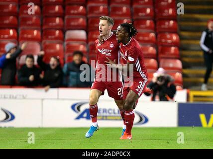 AberdeenÕs Jon Gallagher (links) feiert zählen seine Seiten erste Ziel des Spiels mit Greig Leigh während der schottischen Premier League Spiel im Pittodrie Stadium, Aberdeen. Stockfoto