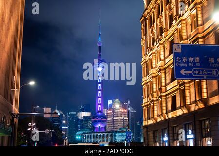 Shanghai, China - 7. August 2019: Oriental Pearl TV Tower steigen über Downtown Straße in der Innenstadt von Shanghai bei Nacht Stockfoto