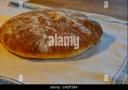 Hausgemachte Sieb Kuchen Brot in einer Küche Stockfoto