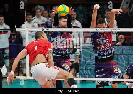 Perugia, Italien. 4. Dez, 2019. Oliveira raphael Thiago (n1 Benfica Lissabon) spikeduring Sir Sicoma Monini Perugia vs Benfica Lisbona, Volleyball Champions League Männer Meisterschaft in Perugia, Italien, 04. Dezember 2019 - LPS/Loris Cerquiglini Credit: Loris Cerquiglini/LPS/ZUMA Draht/Alamy leben Nachrichten Stockfoto