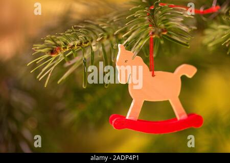 Hölzerne Pferd Spielzeug wie Weihnachten Dekoration auf dem Baum Stockfoto