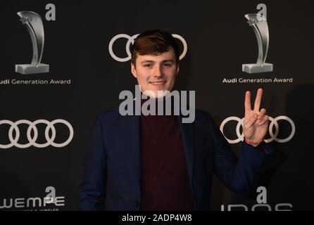 München, Deutschland. 04 Dez, 2019. Der Sänger Tom Gregory sieht auf dem roten Teppich in der Audi Generation Award im Bayerischen Hof. Credit: Felix Hörhager/dpa/Alamy leben Nachrichten Stockfoto