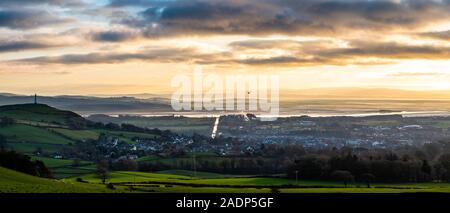 Blick auf Ulverston und Morecambe Bay jenseits von Gamswell Hill. Stockfoto