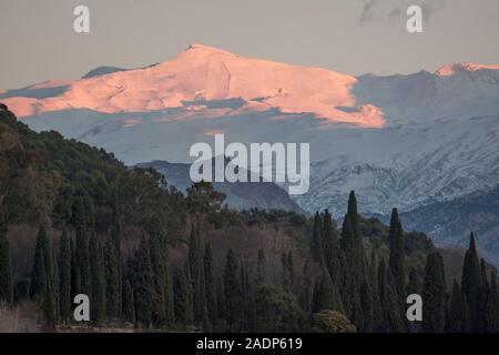 Pico de Veleta in der Sierra Nevada, wo Sie die Abendsonne des Winters, Granada, Spanien, genießen können. Stockfoto