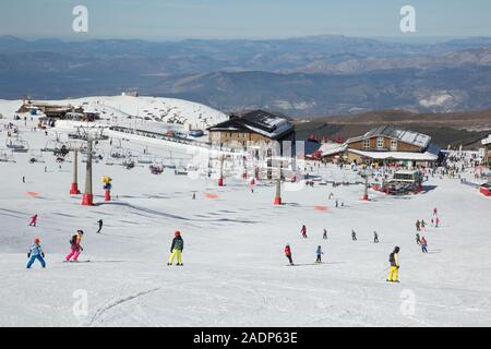 Skifahrer in den Borreguiles Bereich der Pisten der Sierra Nevada, Granada, Andalusien, Spanien Stockfoto