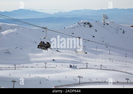 Sessellifte, Pisten und das IRAM-Radiomoastronomieteleskop im Borreguiles-Gebiet der Sierra Nevada Skipisten, Granada, Andalusien, Spanien Stockfoto