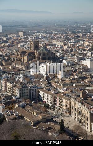 An der Plaza Nueva im Vordergrund, die Kathedrale in der Mitte der Strecke und die Ebene darüber hinaus. Granada, Andalusien, Spanien. Oben von der Torre de Gesehen Stockfoto