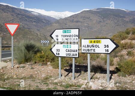 Verkehrszeichen auf der malerischen A-348 Straße durch das Tal zwischen Orgiva Alpujarras und Torvizcón, Andalusien, Spanien. Stockfoto