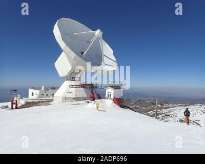 Das riesige Radioastronomieteleskop des IRAM-Observatoriums im Skigebiet Sierra Nevada, Granada, Andalusien, Spanien Stockfoto